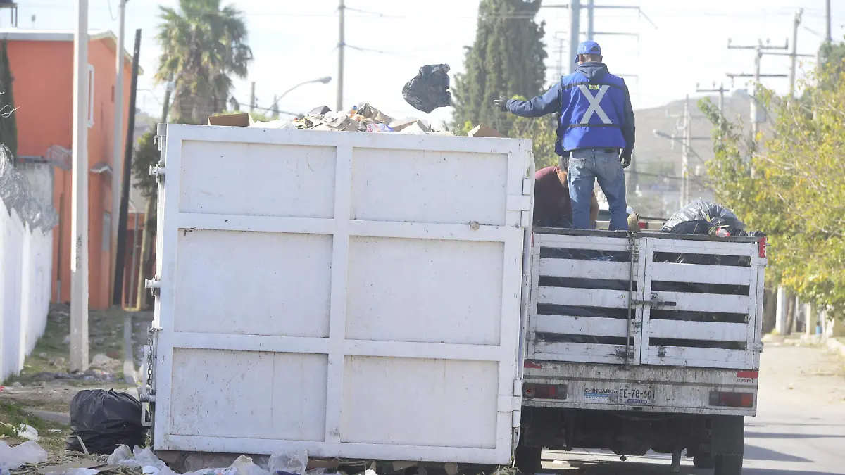 recogen basura alrededor de los panteones municipales  (6)